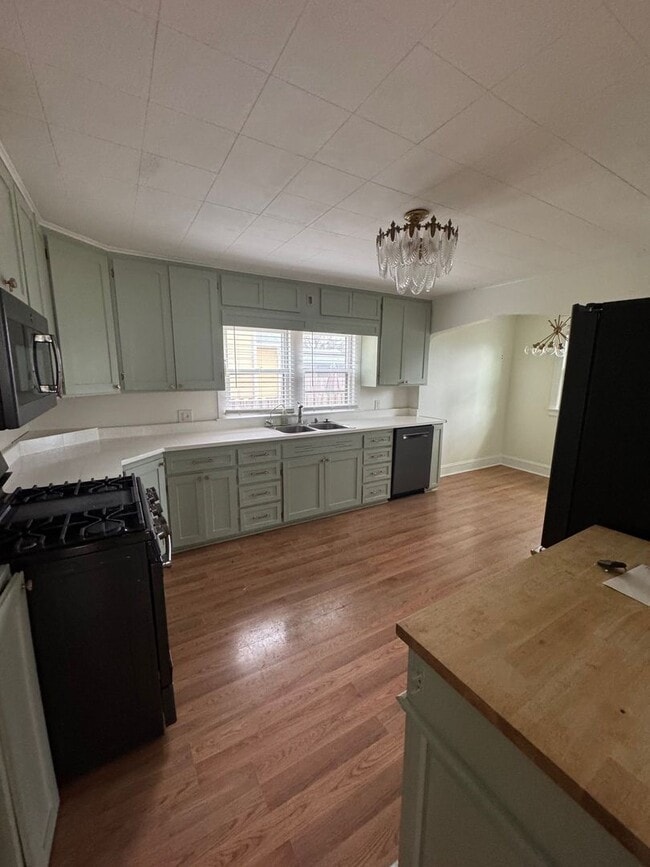 Photo - 4 Bed/ 1 Bath Home!! Bedroom Rentals for Students 9-10 Month Lease