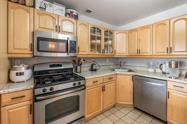 Building Photo - 1150 River Rd Unit 4F