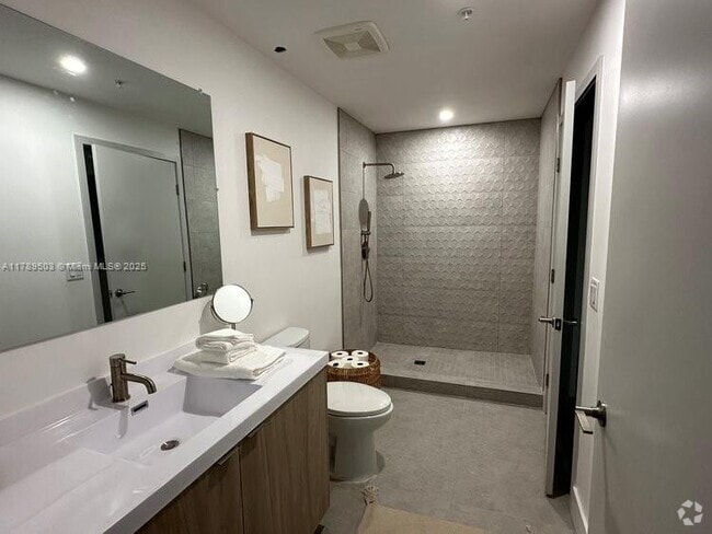 Building Photo - 12640 NE 12th Ave Unit 316 Rental