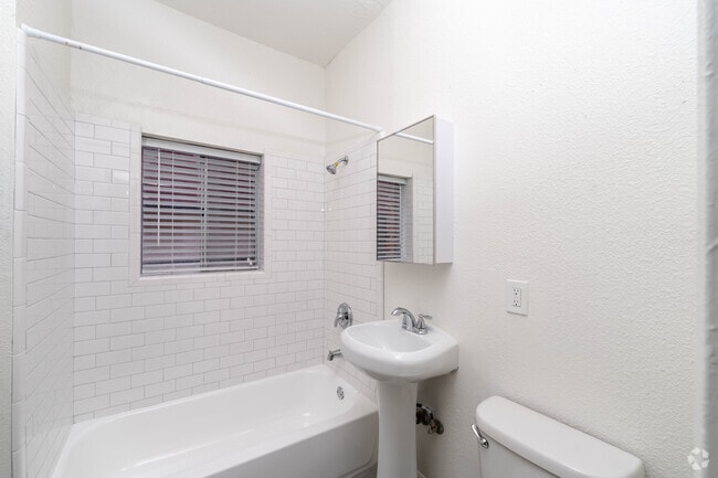 Studio, 1BA - 450SF