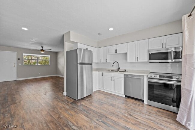 Building Photo - 1560 Colonial Blvd Unit 222 Rental
