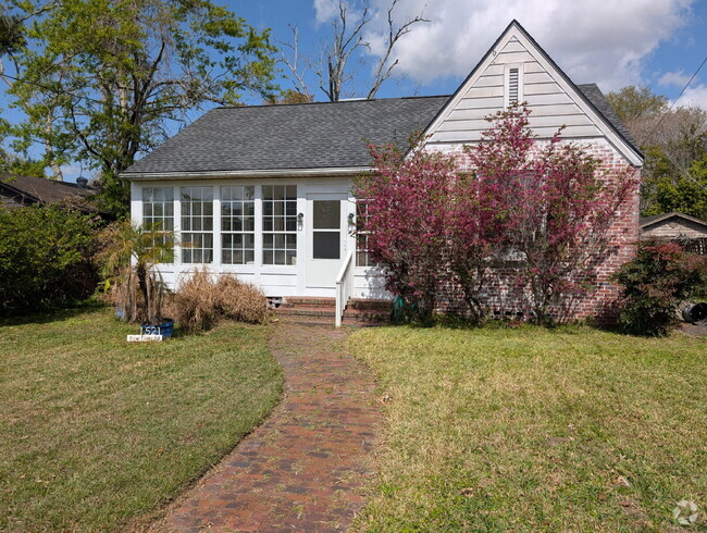 Building Photo - Charming 3-Bedroom recently remodeled home...