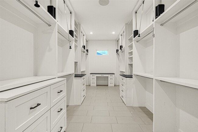 Building Photo - 707 W Clay St