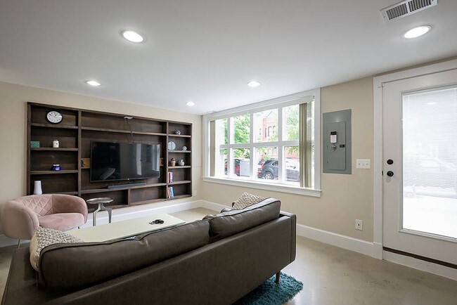 Photo - 717 F St NE Unidad ID1011206P