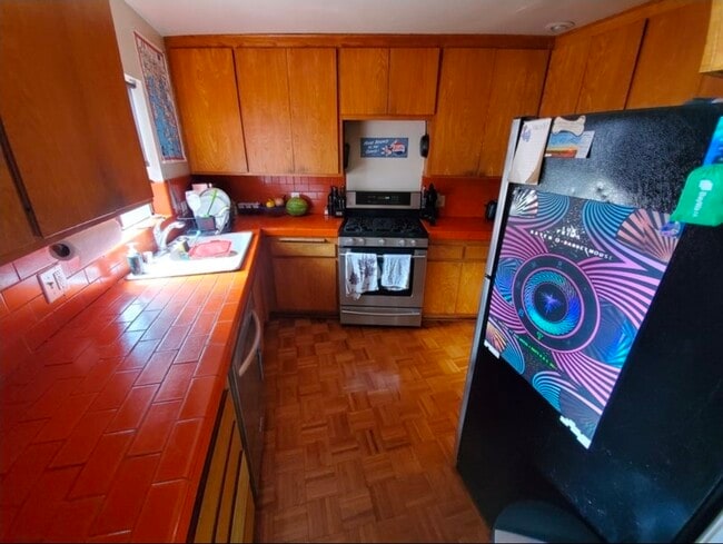 Kitchen (main floor) - 2635 Hollyridge Dr