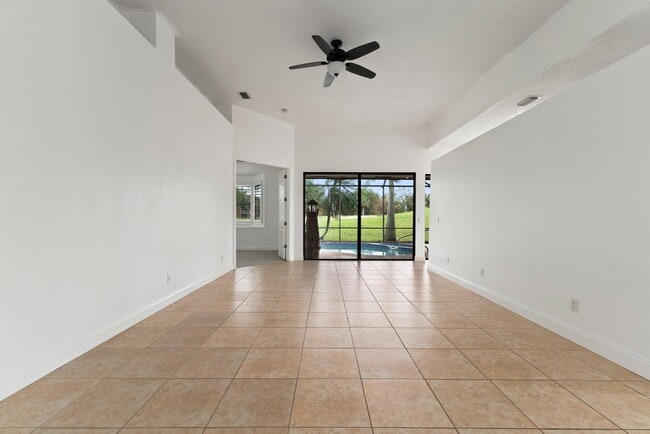 Photo - 435 SW Jefferson Cir