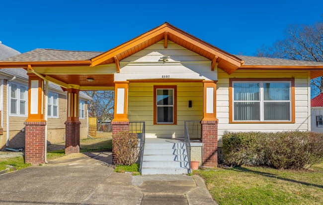Photo - 2107 Oak St
