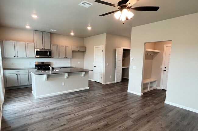 Photo - SPECIAL OFFER! Comfortable 3-Bed Living