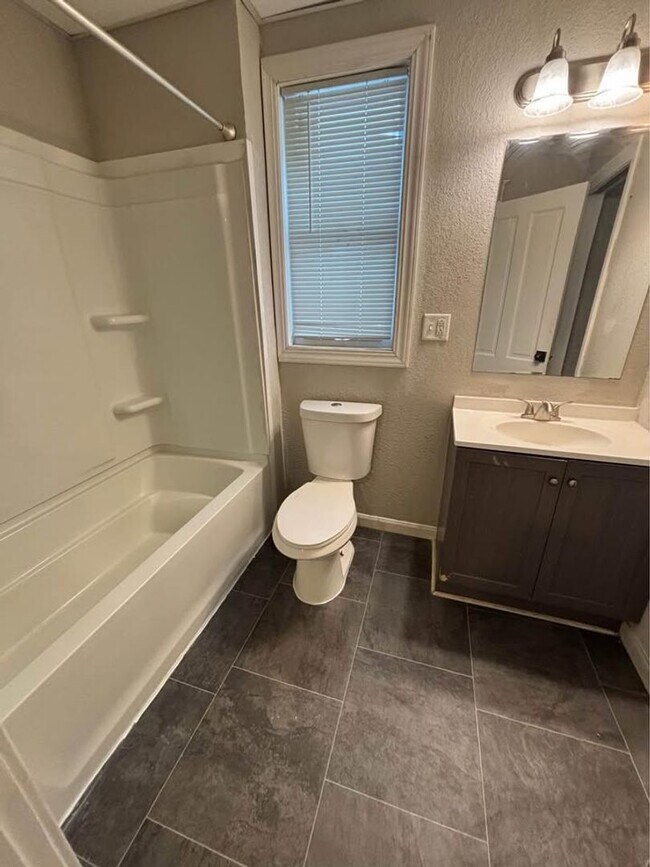 Photo - 3 bed/1 bath Close to Emplify Hospital