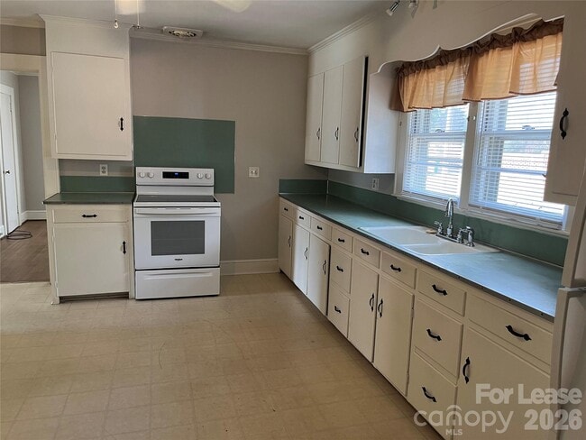 Photo - 1047 E Main St