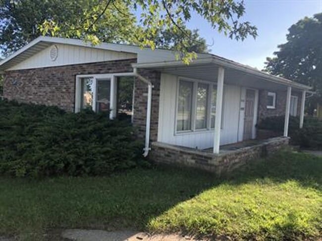 Photo - 7 Bed 2.5 Bath House for Rent