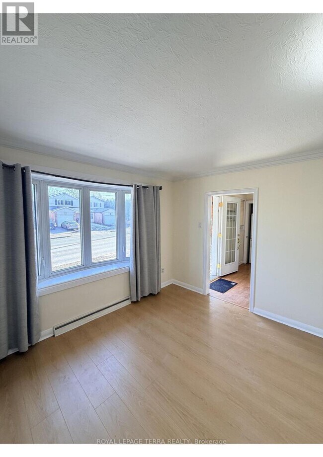 Photo - 114 Adelaide Ave E