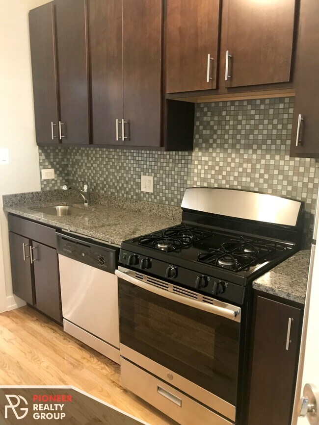 Building Photo - 3900 N Janssen Ave Unit 2