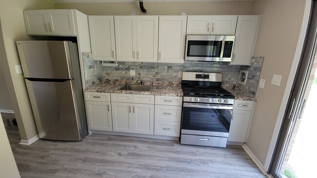 Building Photo - 20311 Wilmot Rd Unit 20311 Wilmot Rental