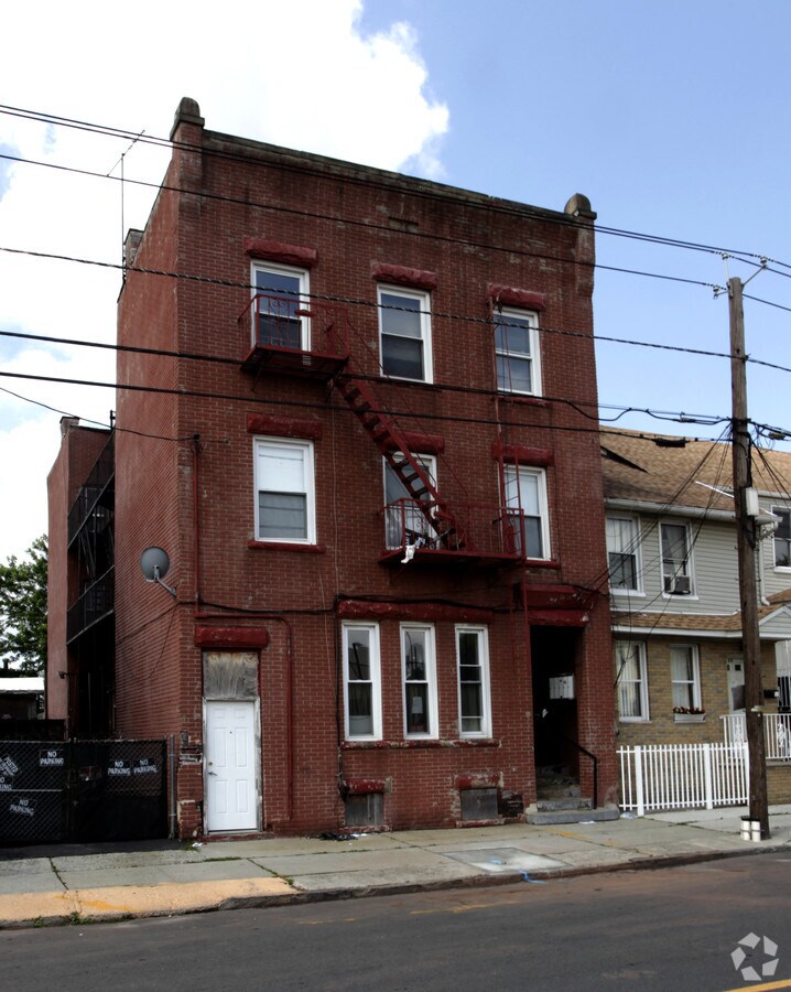 Photo - 86 Marshall St Apartments