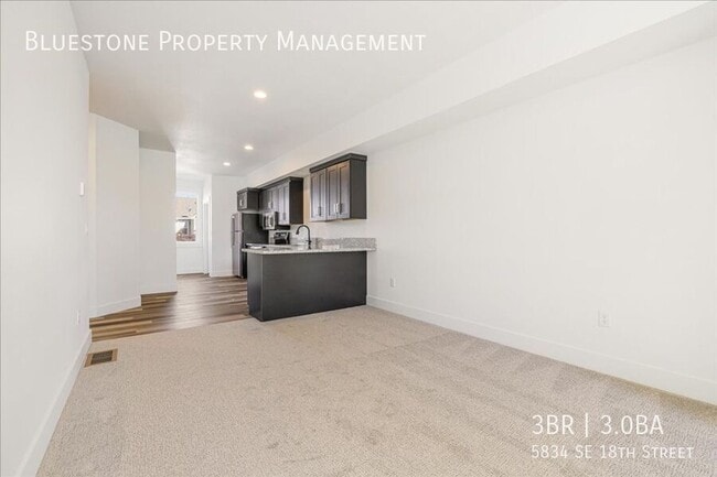 Photo - 5834 SE 18th St