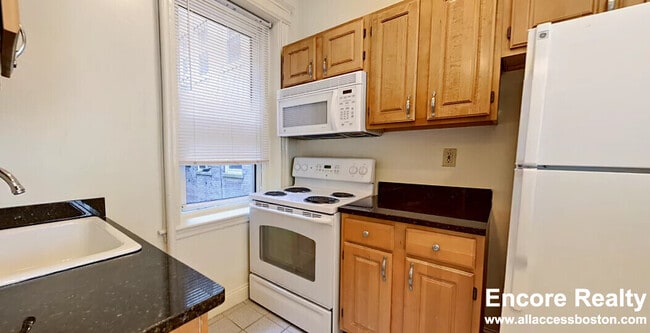 Building Photo - 32 Queensberry St Unit 9