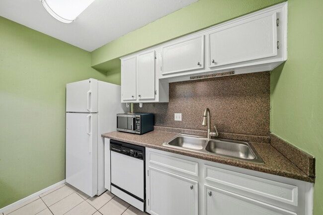 Building Photo - 3131 Cummins St Unit 80