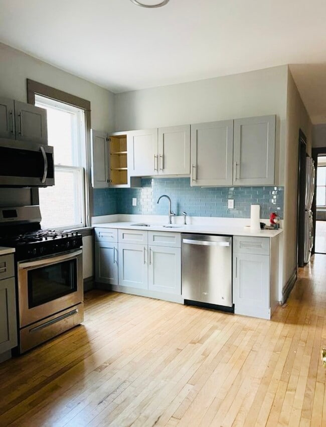 Photo - 2042 W Hutchinson St Unit 2