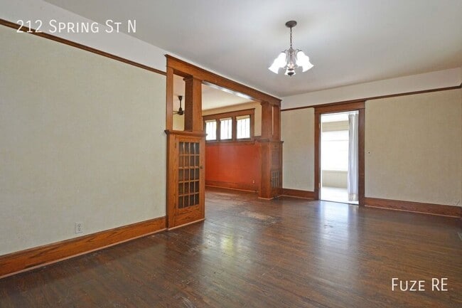 Photo - 212 Spring St N
