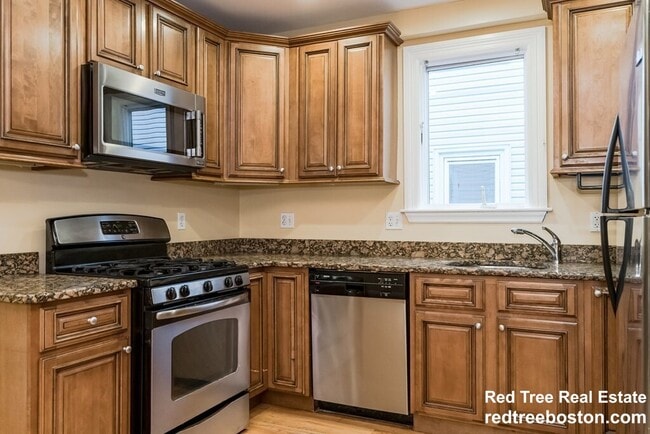 Building Photo - 164 Boylston St Unit 1 Rental