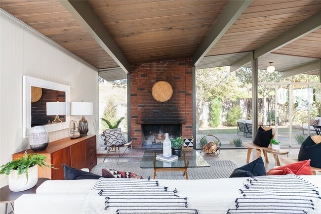 Building Photo - 1131 N Encanto St