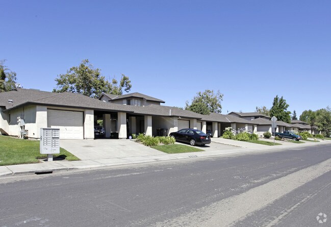 Primary Photo - Lake Pointe Condominiums