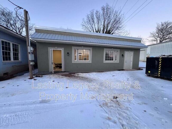 Building Photo - 441 E Depot St