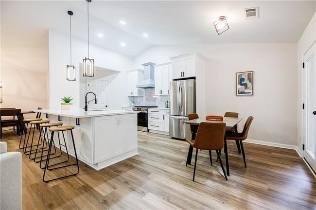 Building Photo - 5195 Hillcrest Glenn Dr