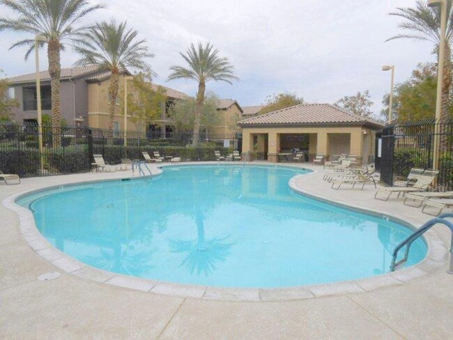 Great Large Condo w/Garage in NW gated Com... - Great Large Condo w/Garage in NW gated Com...