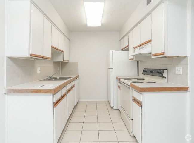 1BR, 1BA (Large, Non-Renovated) - 657SF (Kitchen)