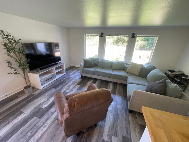 Building Photo - Charming 4-Bedroom with Open Floor Plan & ... Rental