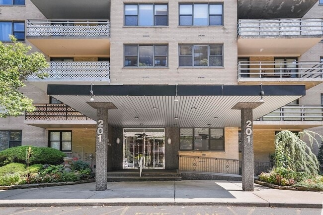 Building Photo - 201 St Pauls Ave Unit 4P