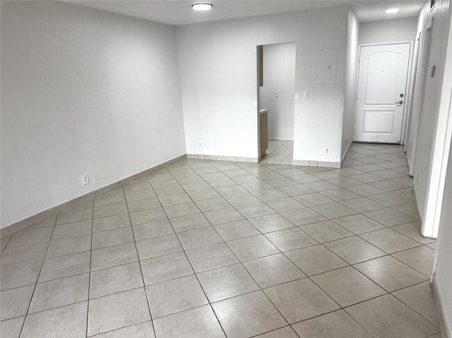 Photo - 770 SE 2nd Ave Unidad A107