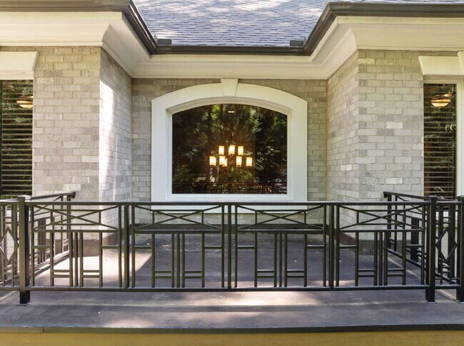 Photo - Luxurious 5-Bed Sanctuary with Scenic View...