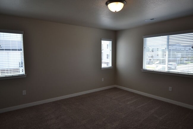 Photo - Gorgeous 4 Bed 3 Bath Townhouse in Riverton!