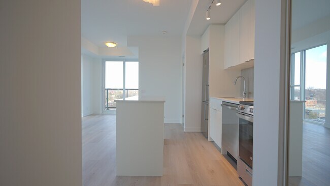 Photo - 1660-1660 Bloor St W