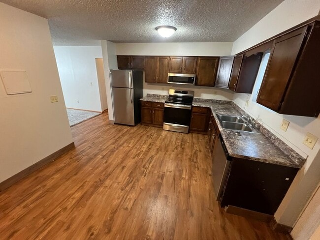 Building Photo - Large 3 bedroom apartment close to Sawyer Elementary, great for families Unit 1304-4