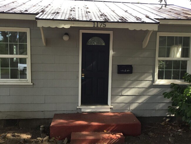 2 Bedroom House near Campus - 2 Bedroom House near Campus