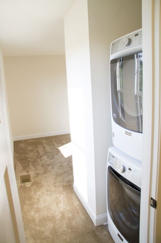 Photo - 420 Phillips Aly