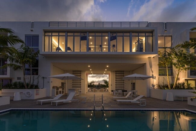 Photo - 111 SE 1st Ave Unidad 313