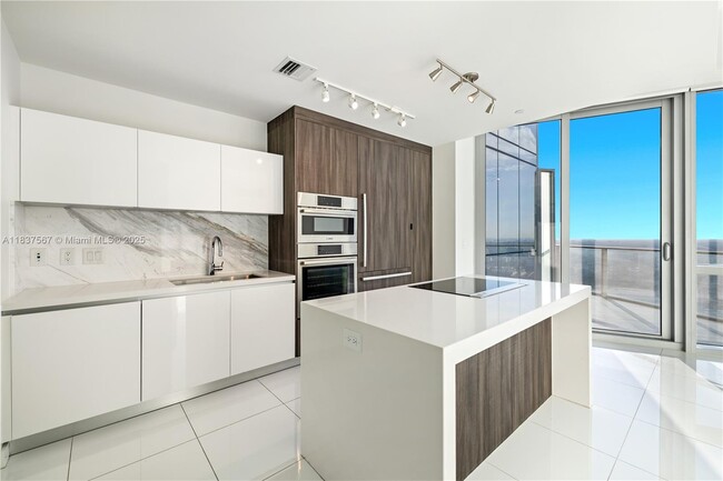 Building Photo - 851 NE 1st Ave Unit 4202 Rental