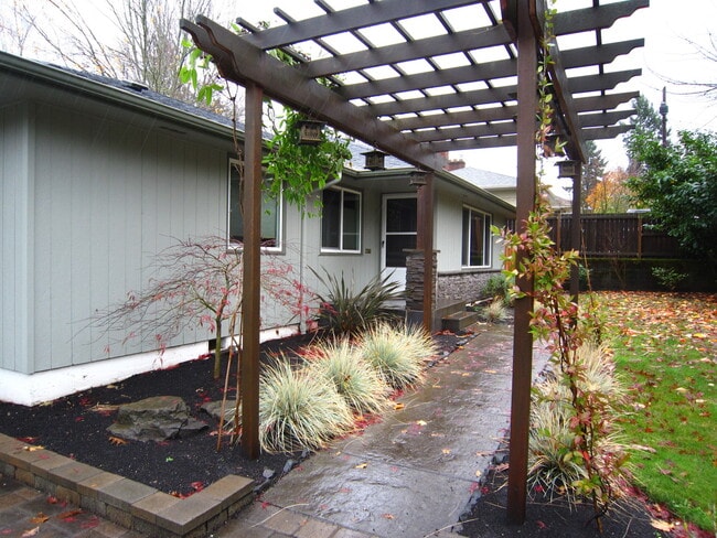 Photo - 915 Kumler St SE