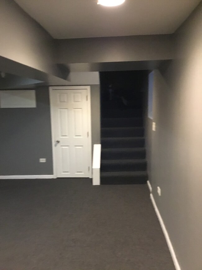 Building Photo - 7516 S Paxton Ave Unit Garden