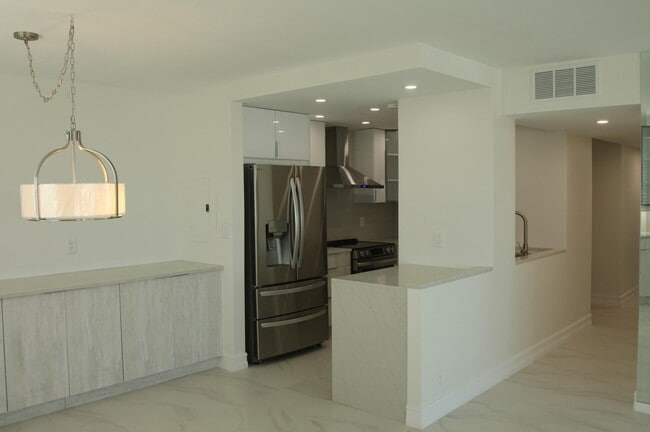 Building Photo - 340 Sunset Dr Unit 610