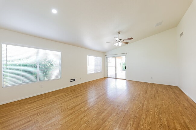 Photo - 2217 E Kelton Ln