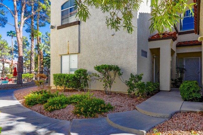 Building Photo - Beautifully Updated 2 Bed and 2 Bath Hende... Unit 411 Rental