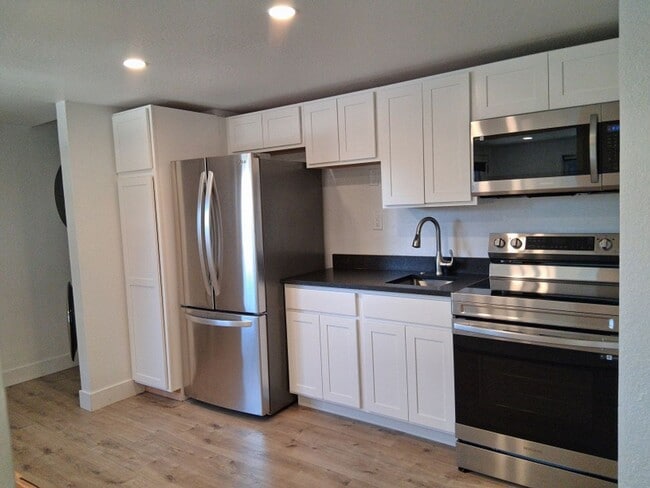Building Photo - Newly Remodeled Lower-Level Home with Styl...