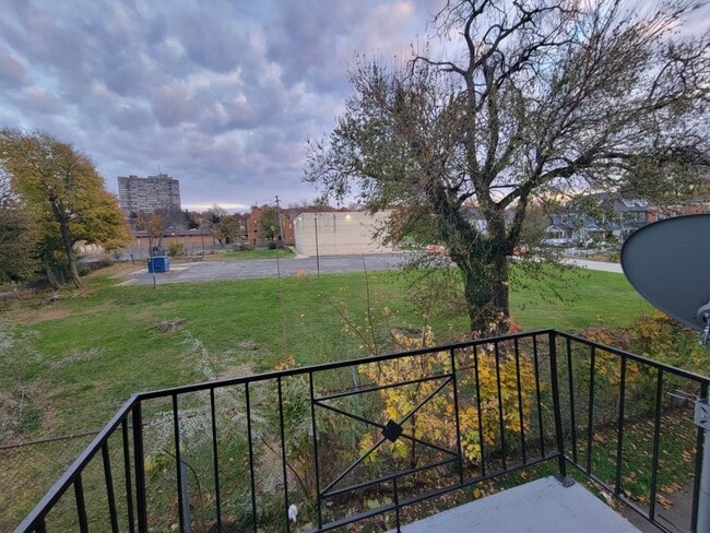 Building Photo - 1817 Garfield Rd Unit 307