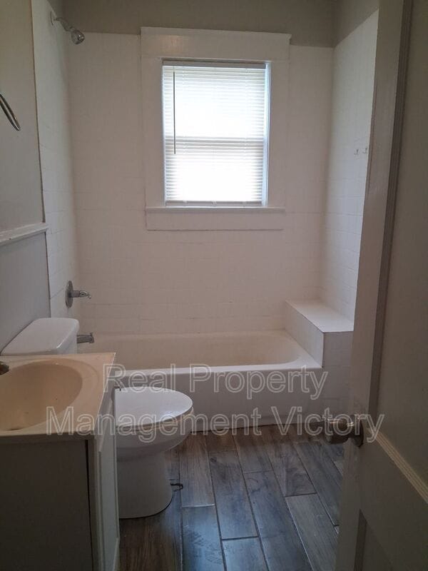 Photo - 7017 Division Ave